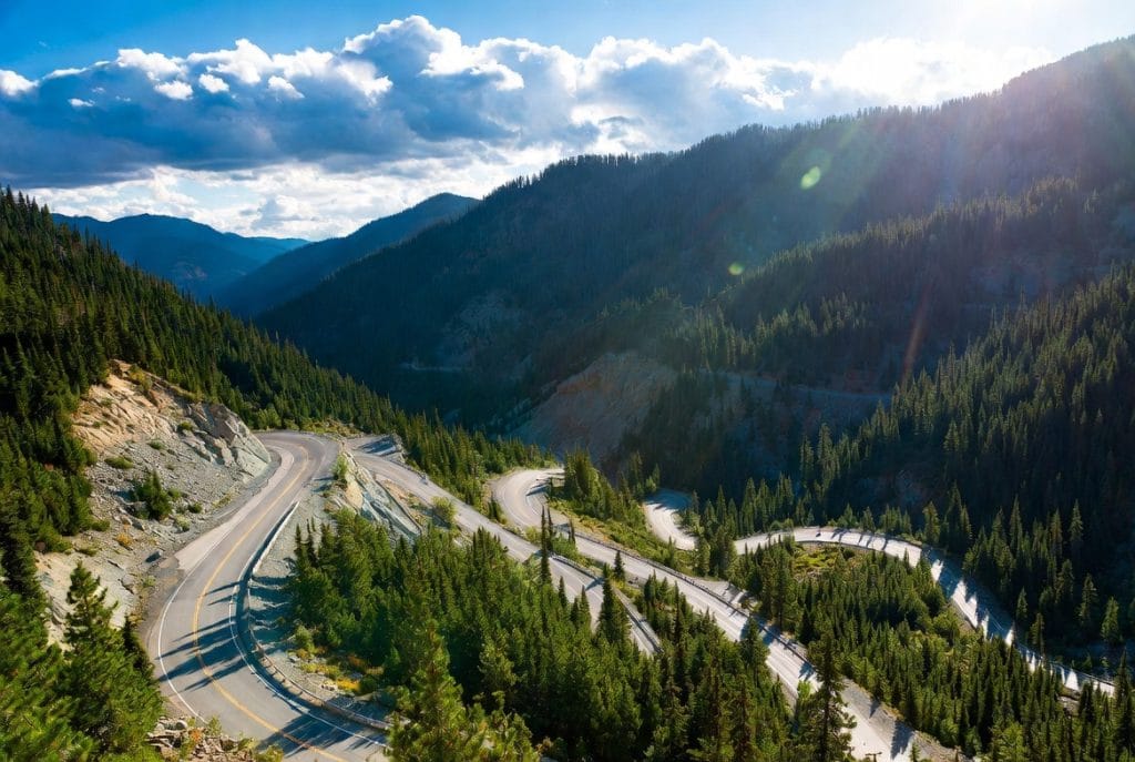 Image fictive d'une route de montagne sinueuse