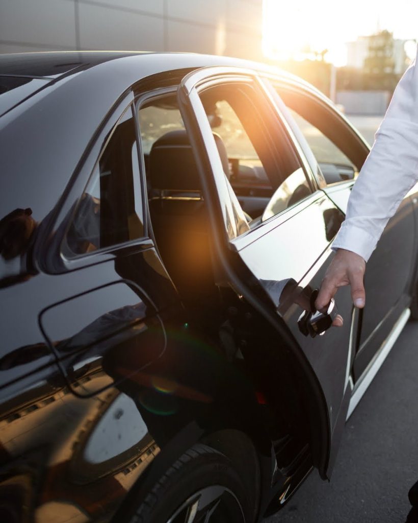conducteur-porte-voiture-ouverte