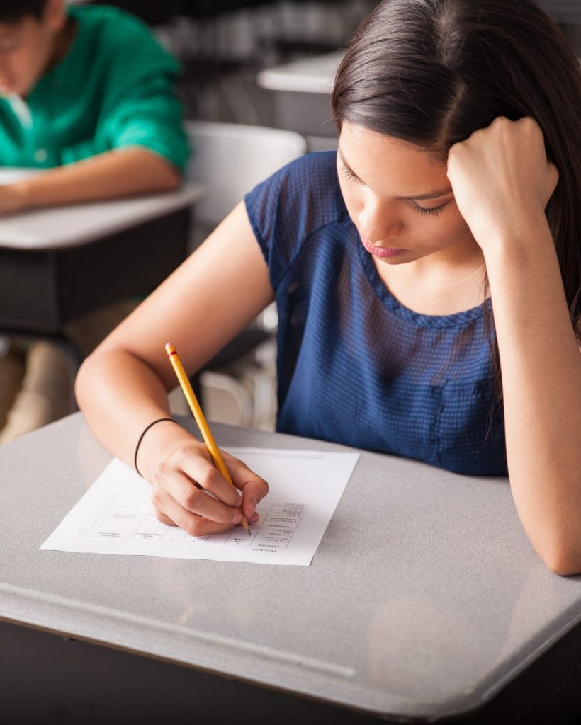 Photo fictive d'élèves conducteurs studieux en cours théorique, auto-école à Genève, préparant l'examen du code de la route pour obtenir le permis de conduire suisse.
